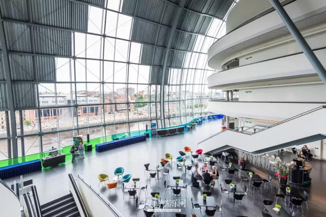 纽卡斯尔，店主为我弹奏了一把十万元的吉他