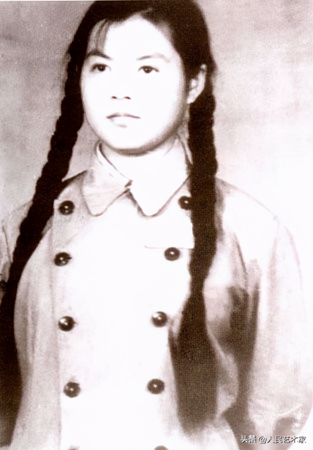 她是中国第一位电视播音员，师从开国大典播音员，发掘赵忠祥，指导敬一丹，是白岩松心中让央视变柔软的存在