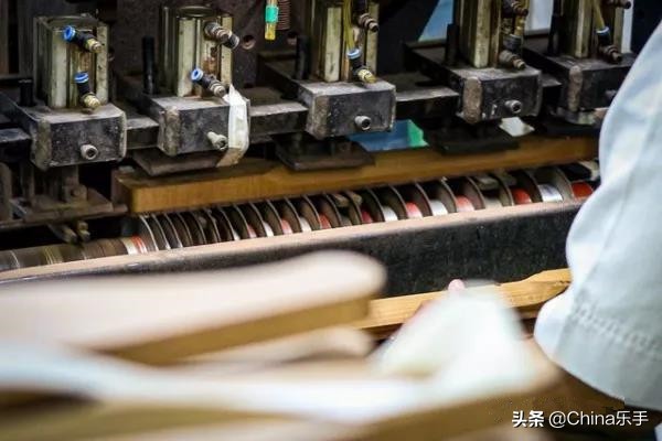 跟随帝声乐器参观世界著名吉他制造商之一Cort印度尼西亚工厂