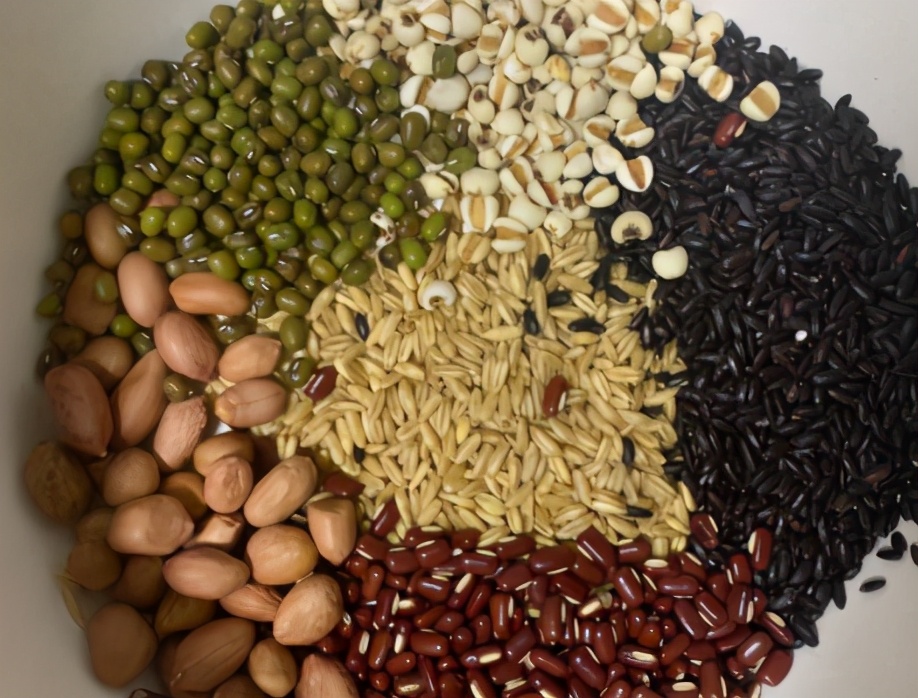 坚持吃五谷粥祛湿养胃,熬粥适合喝的五谷杂粮