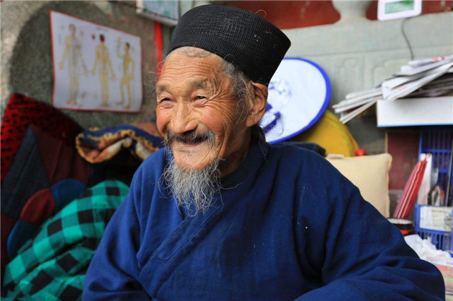 老道士独守太子洞27年，不吃肉、不恋爱、自称是小孩，这是信仰
