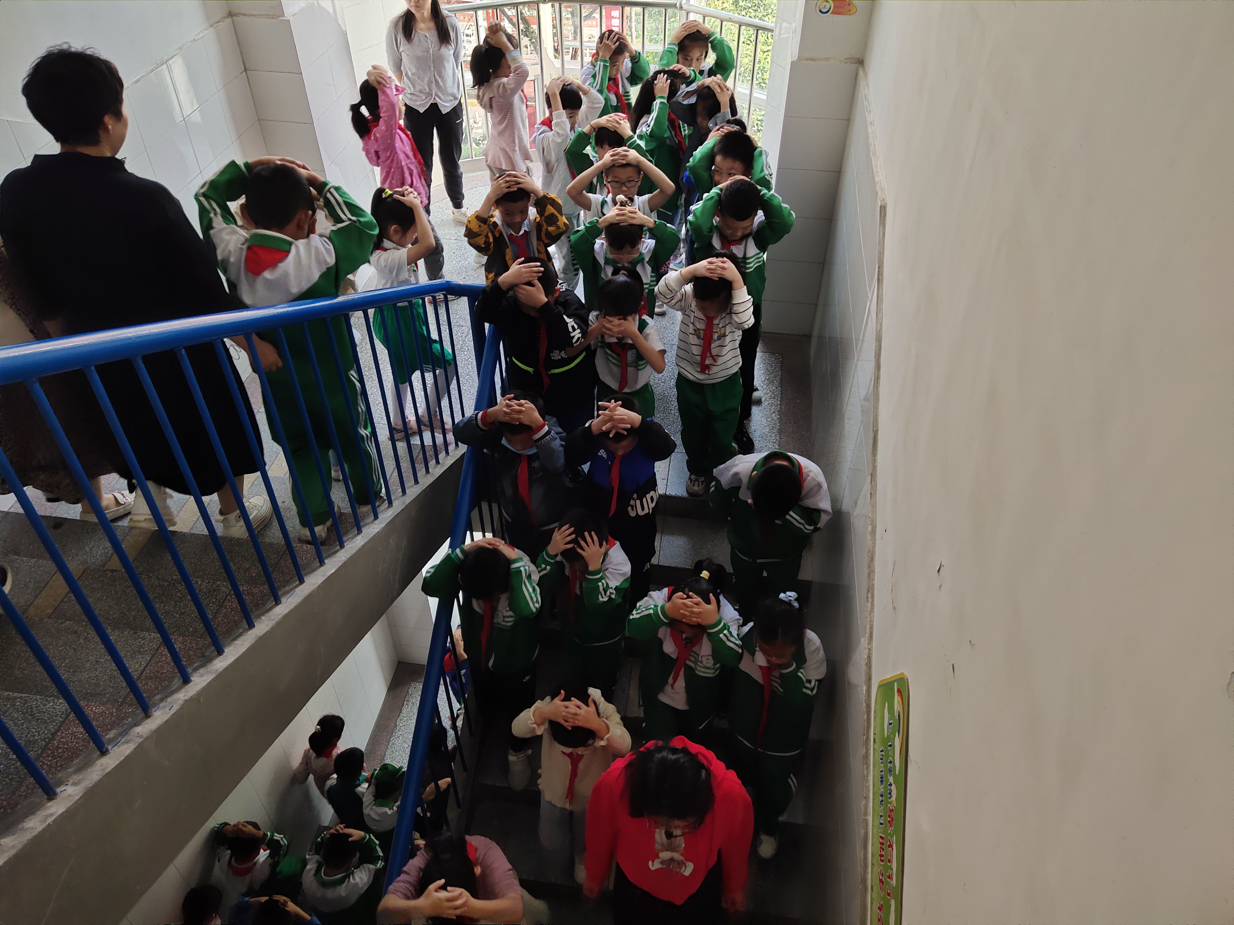 明德小学消防安全疏散演练,大坞中学开展安全应急疏散演练