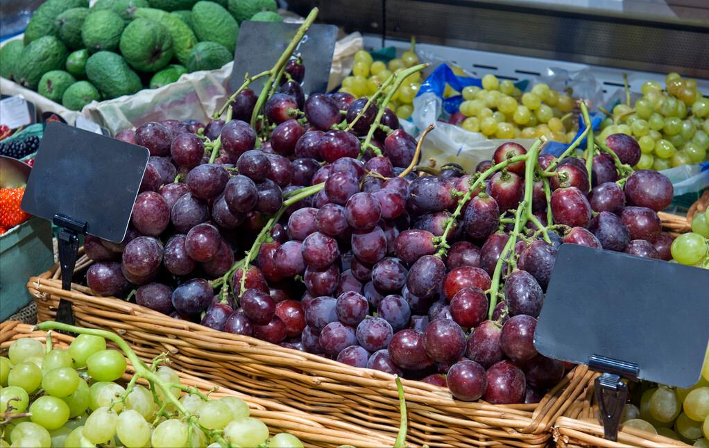 回农村创业种葡萄效益如何,80后小伙创业种葡萄