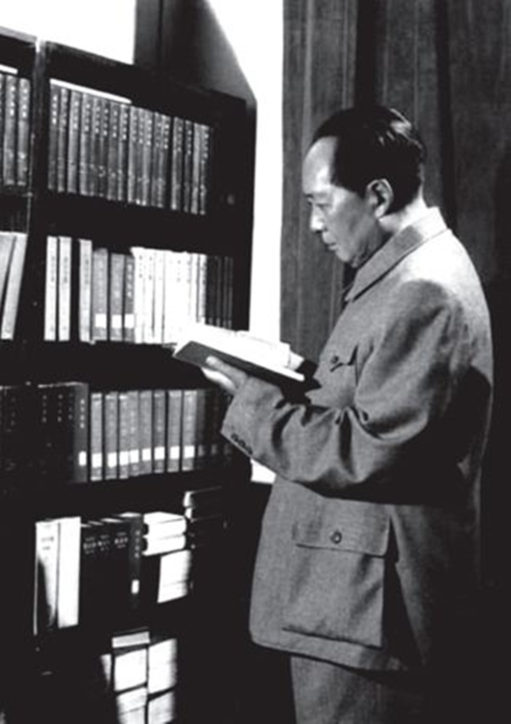 陈毅追悼会上，毛*东泽**看见一老汉所作挽联，托周恩来给他安排工作