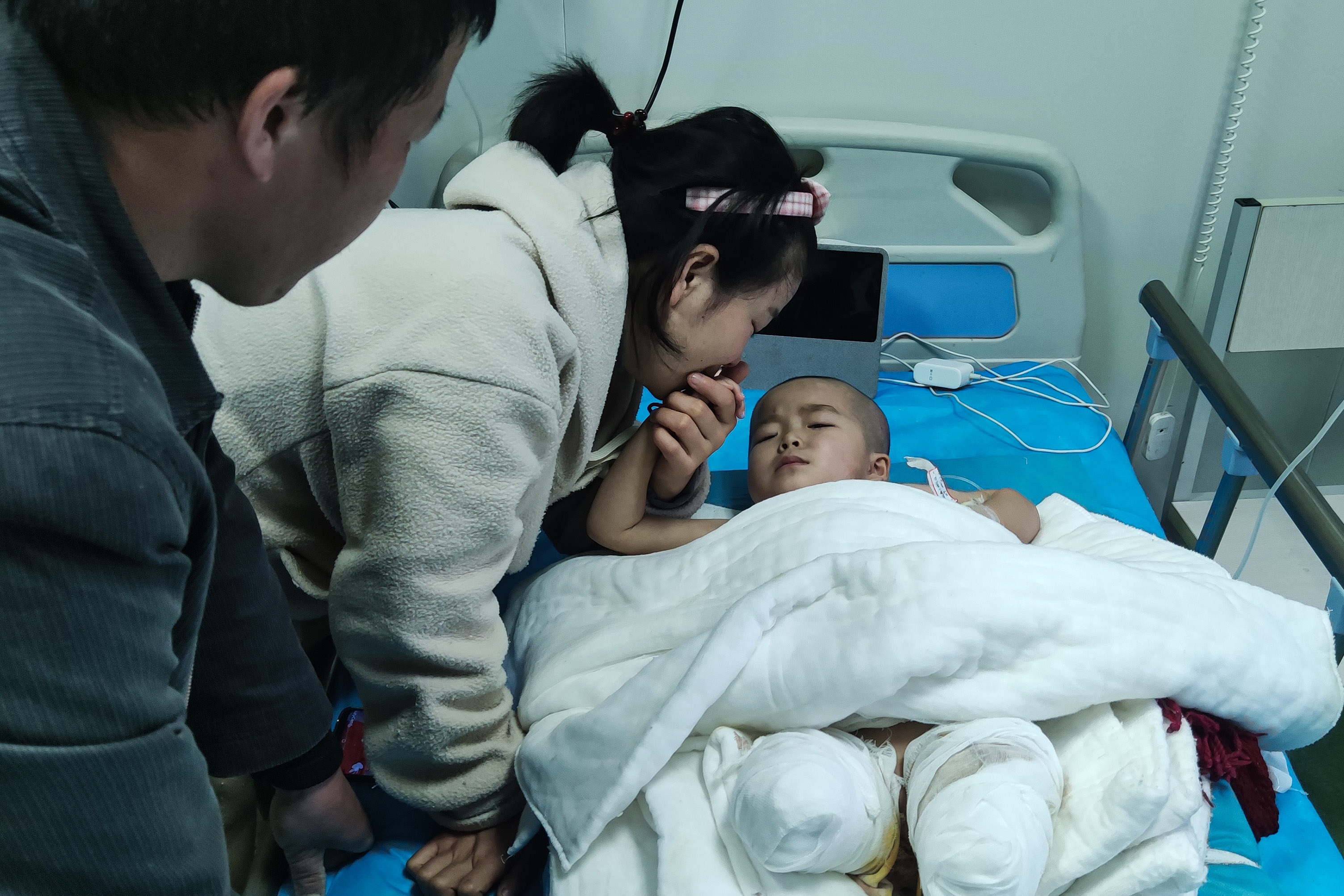 3岁留守儿童火灾,留守女童和爷爷遇火灾