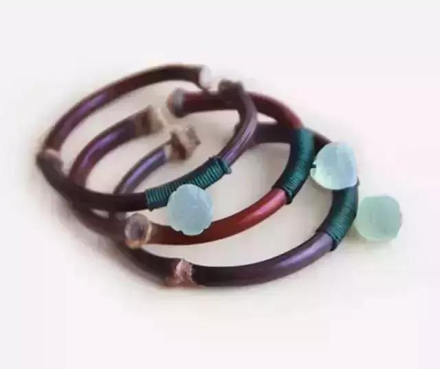 山上砍的木头做架子,山上藤条编织