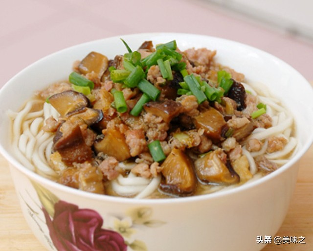 最简单热汤面的家常做法,热汤面的家常做法不辣