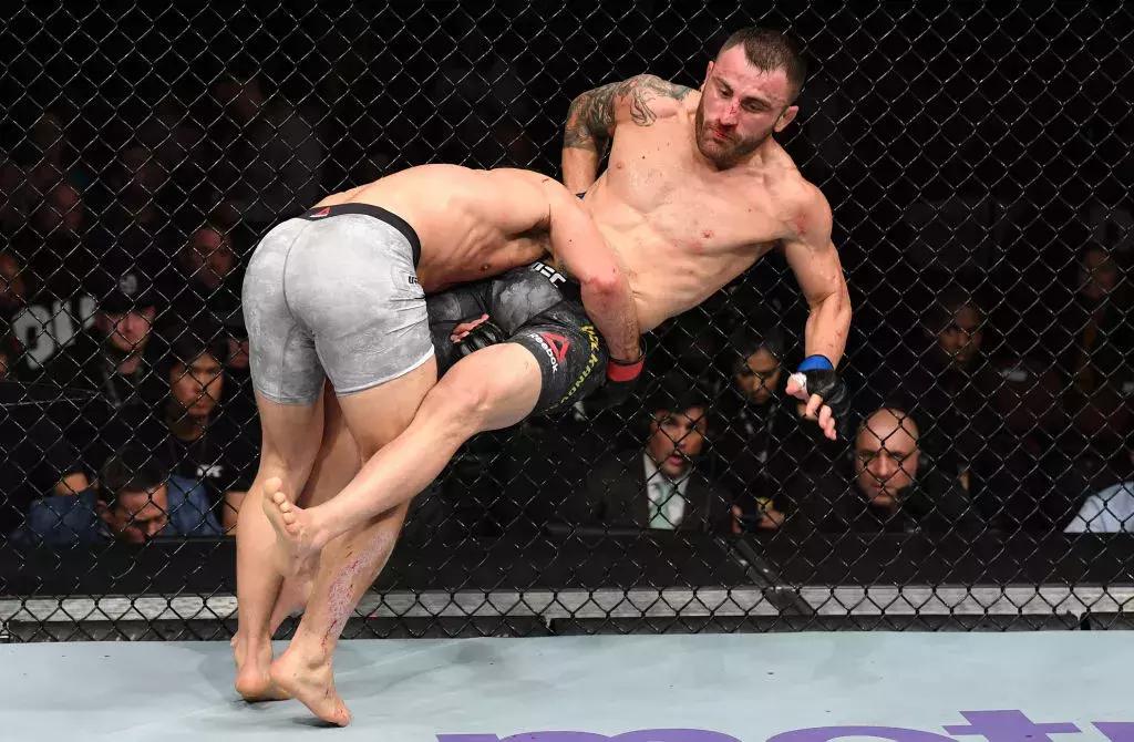 “骨头”琼斯三度称王，“母狮”加冕地表最强女战士