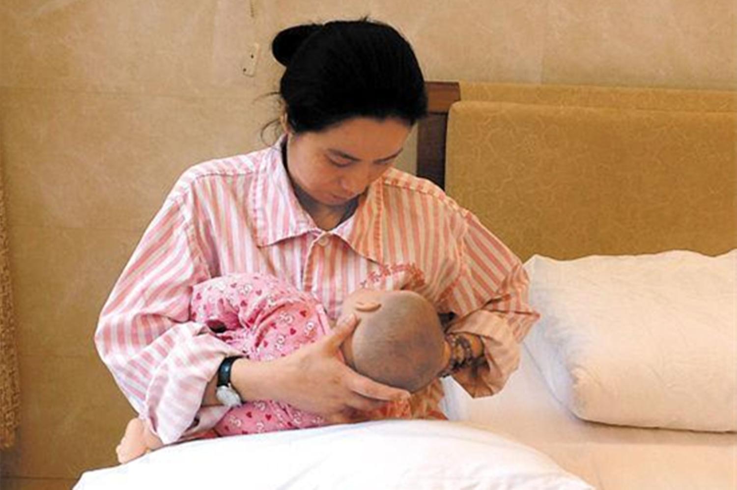 宝宝吃母乳之前总是闹一会,宝宝吃母乳一会就要吃为什么