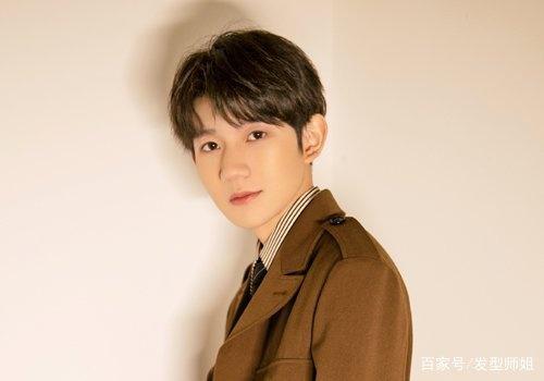 两边不留头发的刘海男士短发,刘海怎么剪轻薄男短发好看