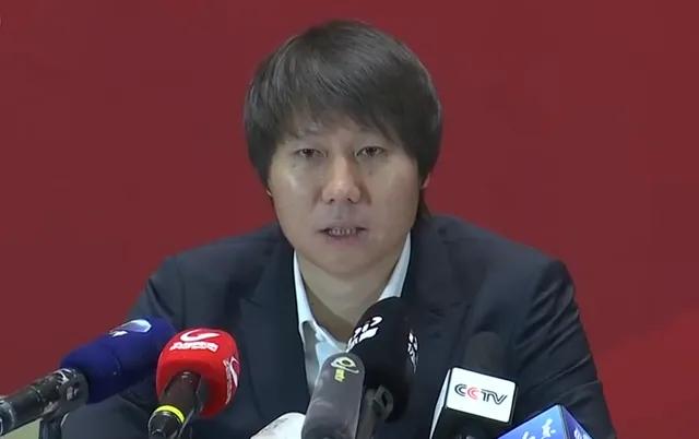 中国足球队教练李铁现在老婆是谁,国足李铁现任老婆是谁