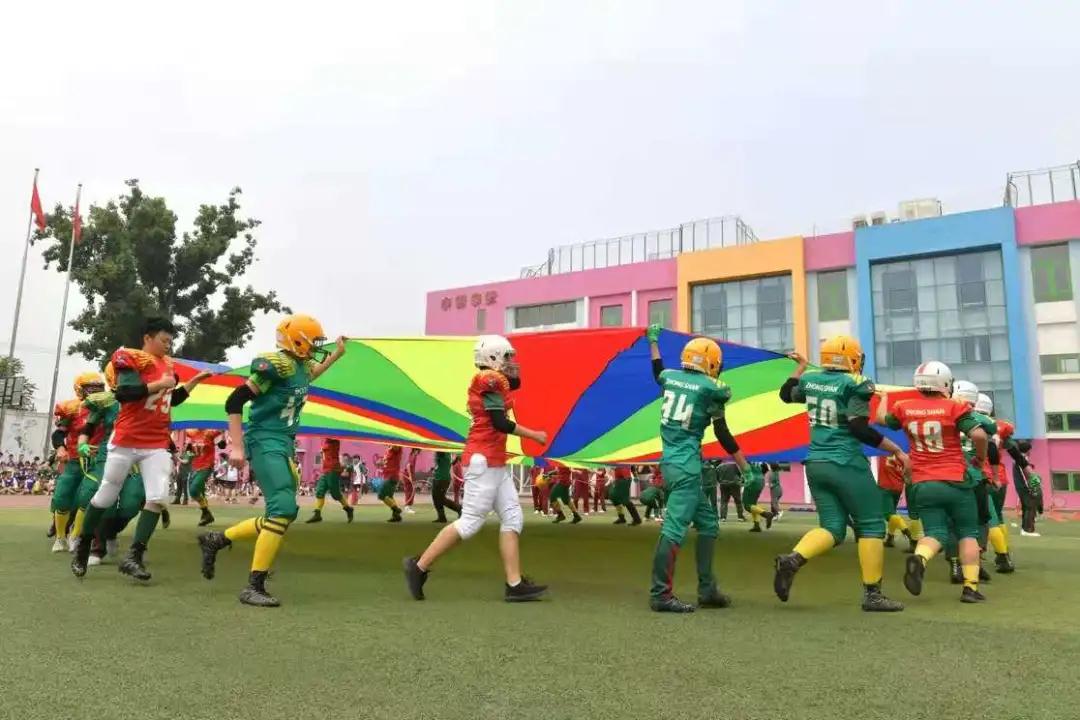 一共有207人参加体操表演,一百多人体育节开场