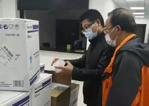 抗击疫情党员先锋队先锋岗,党旗飘扬党员冲在抗疫最前线