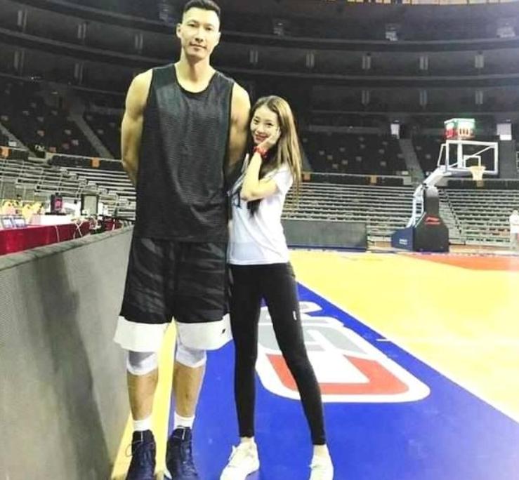 拉拉队长与阿联合影,易建联与拉拉队长合影