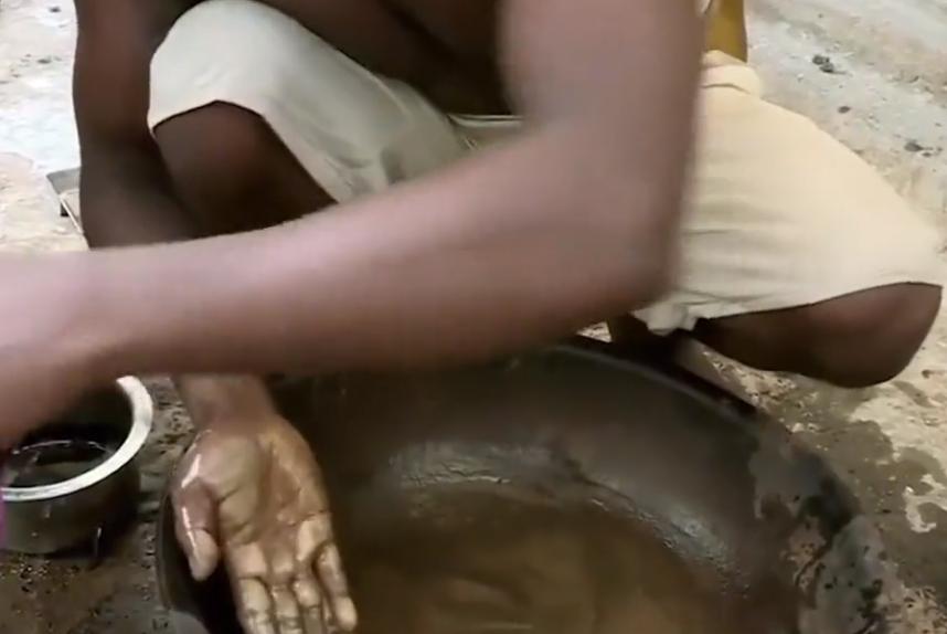 印度街头奇葩淘金人,印度贫民窟发家致富的人