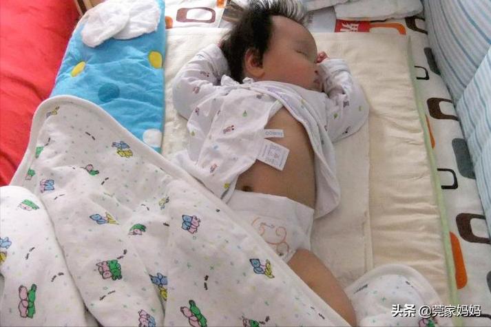 天凉了总担心宝宝蹬被子,天气变凉宝宝老是踢被子怎么办
