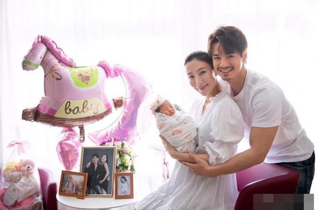 40岁杨怡罕晒与女儿合影,杨怡晒全家福庆祝女儿满4岁