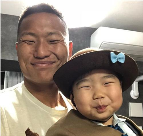 他在世界杯上一哭成名，迎*韩国娶**空姐有福分，儿女长相是亲生无疑
