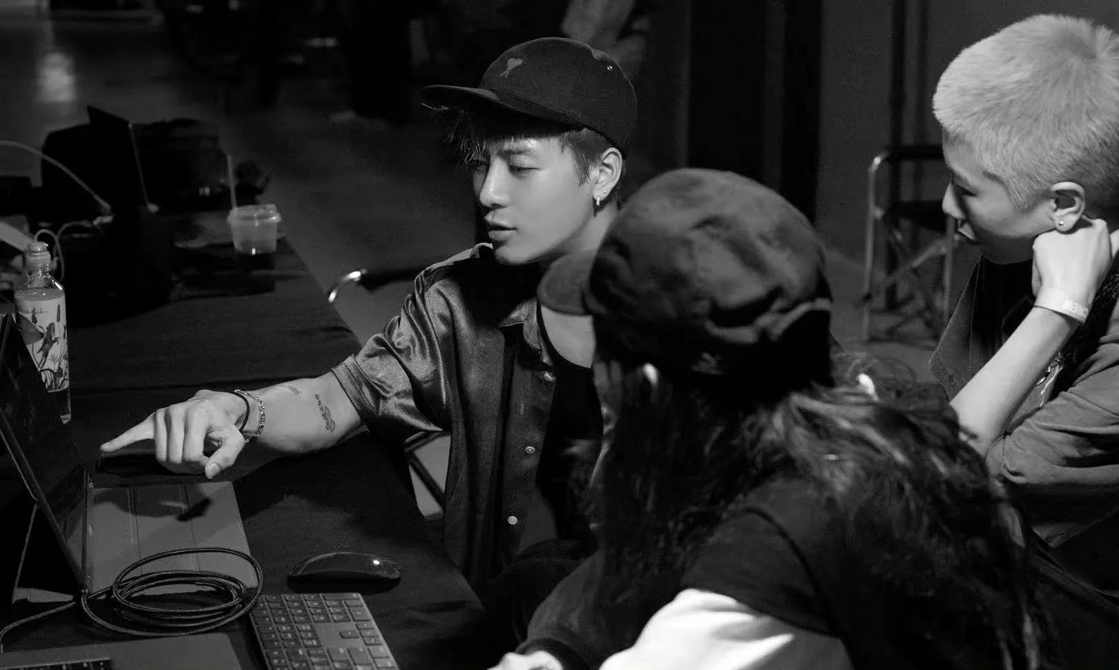 他一直是一个真诚有正能量的男孩，难怪这么多人喜欢