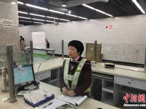 服务员阿姨高手在民间,高手在民间阿姨忘情冷雨夜