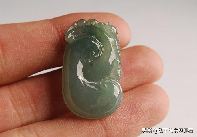 油青翡翠属于高档吗,油青翡翠毛料值钱吗