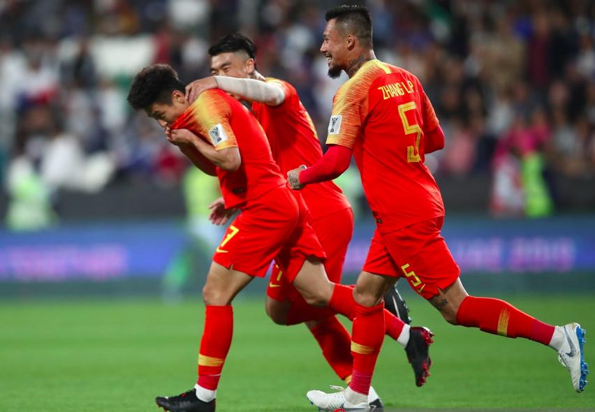 响彻阿联酋的《歌唱祖国》，比武磊和锦鲤大宝更值得吹爆