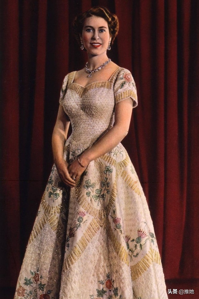 芭比娃娃变成美丽的女王仙子,芭比娃娃伊丽莎白女王