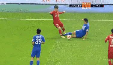 中超恶人榜更新？青岛悍将踹小腹踢脚踝去年险致年轻国脚断腿