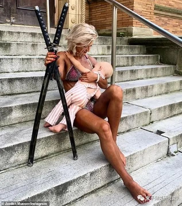 当人们看到健美小姐发出哺乳照,他们吓坏了(上)