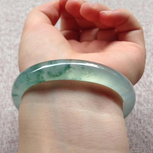 手腕大的女孩怎么选黄金手镯,女性如何选择自己的翡翠手镯