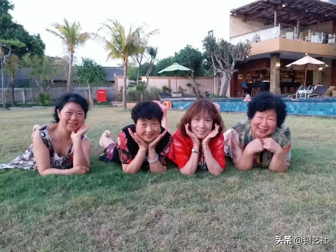 大妈旅游拍照姿势大全高级感,中国大妈旅游团拍照