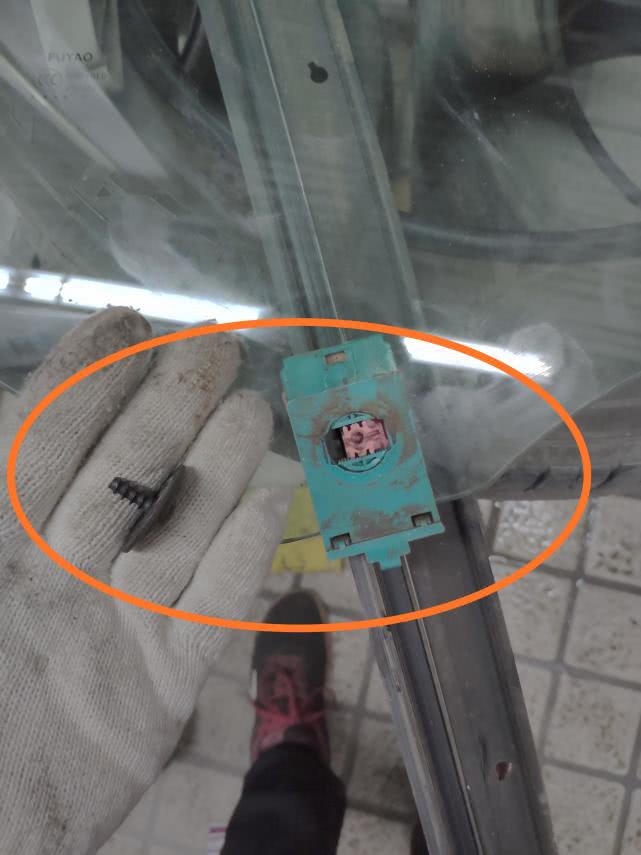 奥迪a6车窗关不上怎么临时关上,奥迪a6换完升降器玻璃升不到顶