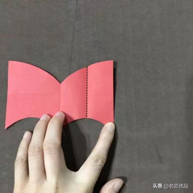 看别人剪新年剪纸很好看,怎么用剪刀来剪新年剪纸