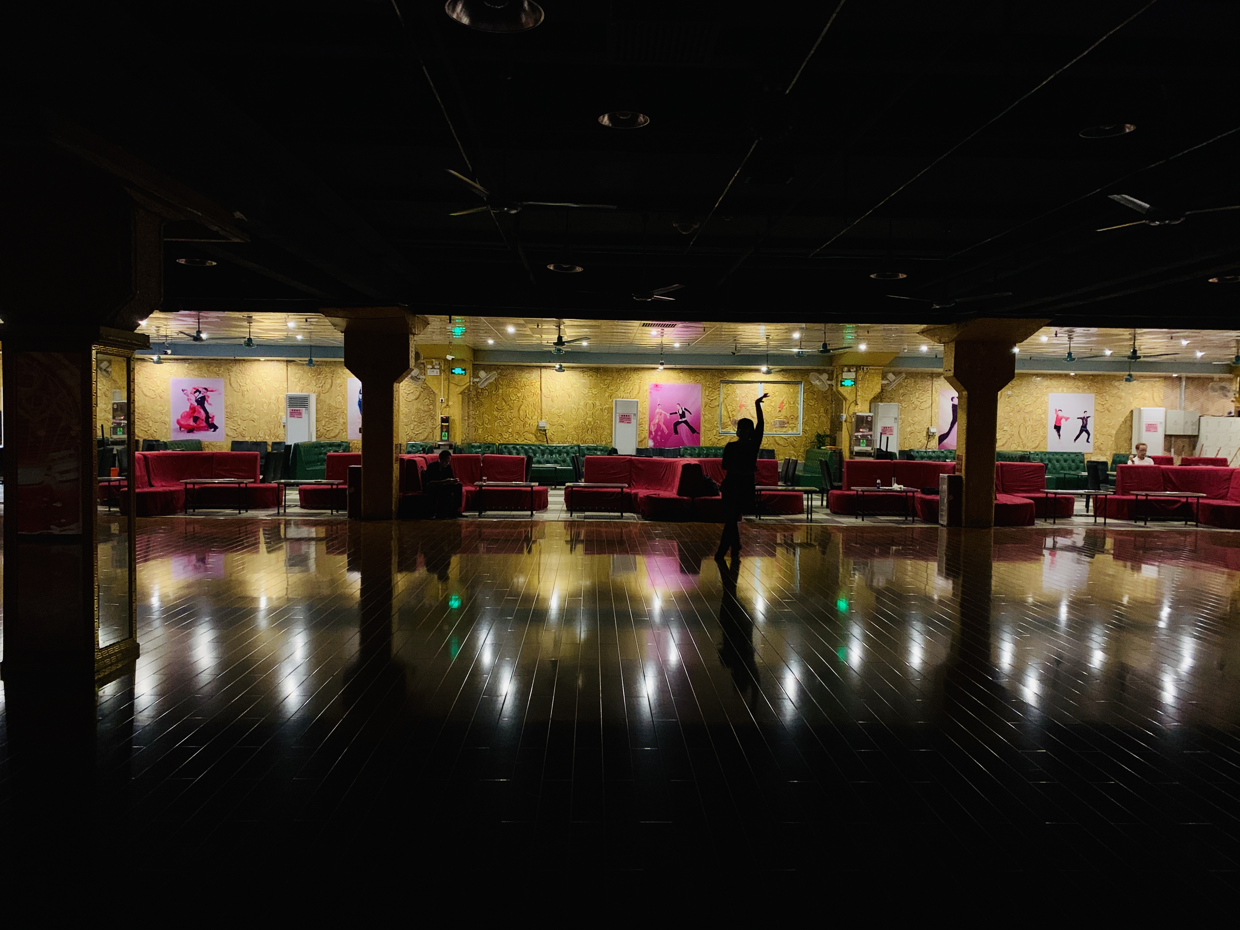 广州传奇舞厅的谢幕：有人为舞伴离婚，有人笑声中离世