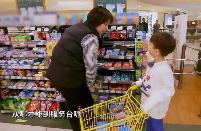 带儿子逛街被一小女孩抱住,妈妈带儿子去吃饭看见一个老人