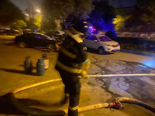 消防员在后院起火视频,民警火场救出两孩子后又冲进火场