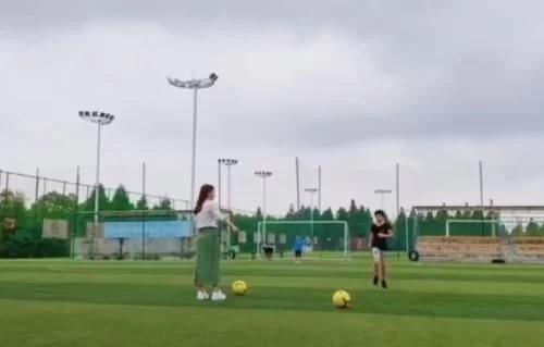 42岁刘涛穿长裙陪孩子踢球,刘涛穿绿长裙陪娃踢球