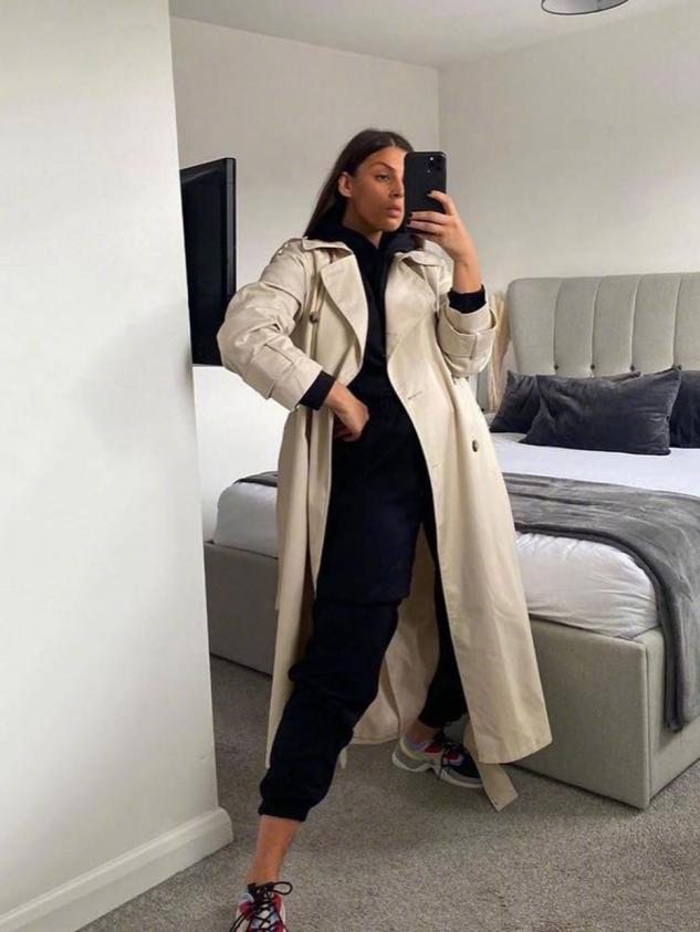 今秋火了一种外套,杏色风衣长款的最佳搭配