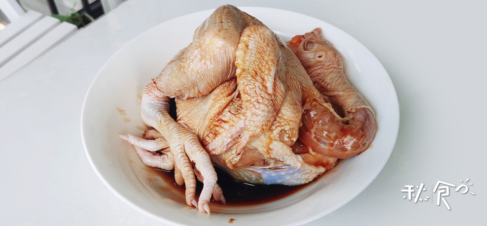 新鲜出炉的烤鸡香喷喷口水直流,家庭版秘制烤鸡外表焦黄内里香嫩