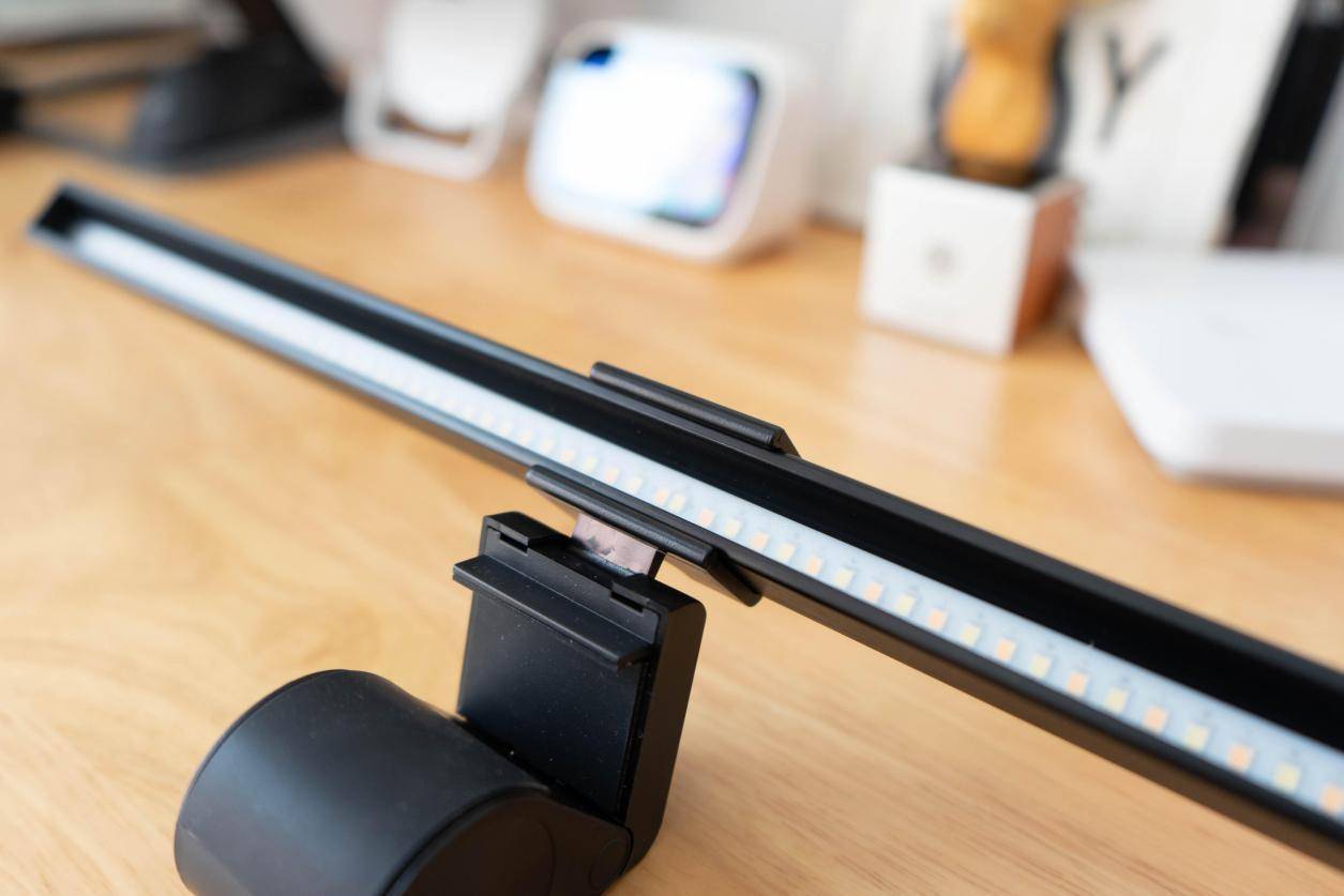 柔光不刺眼,夜间照明更舒适,体验如鱼生活非对称屏幕挂灯