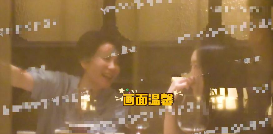 十四岁李嫣与朋友相聚穿水手服,15岁李嫣紧跟潮流