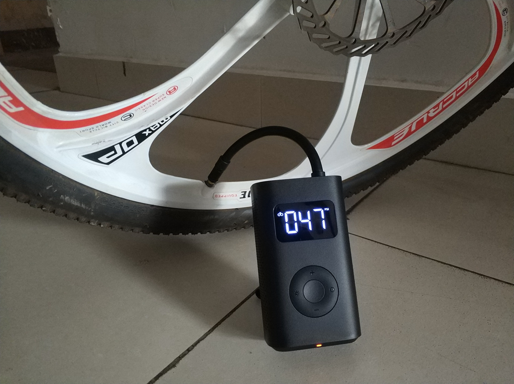 米家充电宝给公路车打气,米家车胎充气