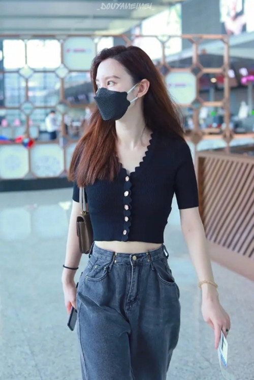 39岁张萌不愧是“环球小姐冠军”一件红色连衣裙也能穿出超模范