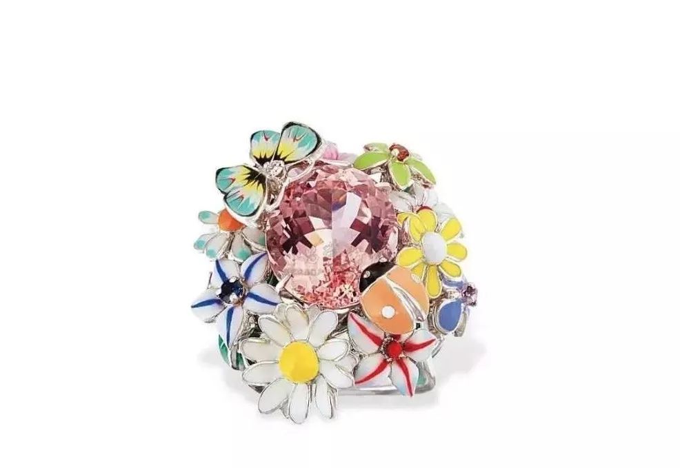 早春最流行的珠宝搭配,什么穿搭可以戴夸张的珠宝