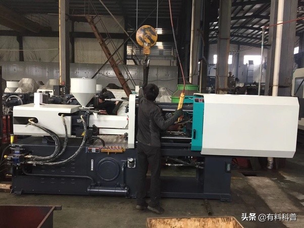 1000吨的注塑机的注塑量,1000吨的注塑机有多少注塑压力