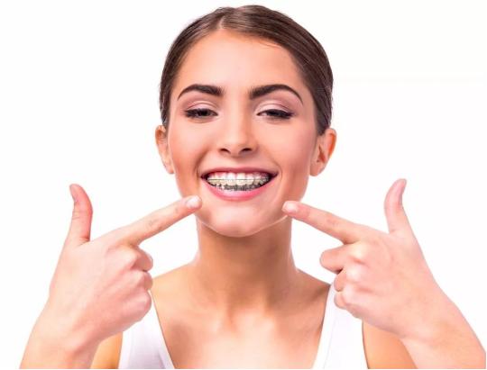 戴牙套半年了嘴巴越来越突,戴牙套两天感觉牙套松了怎么办