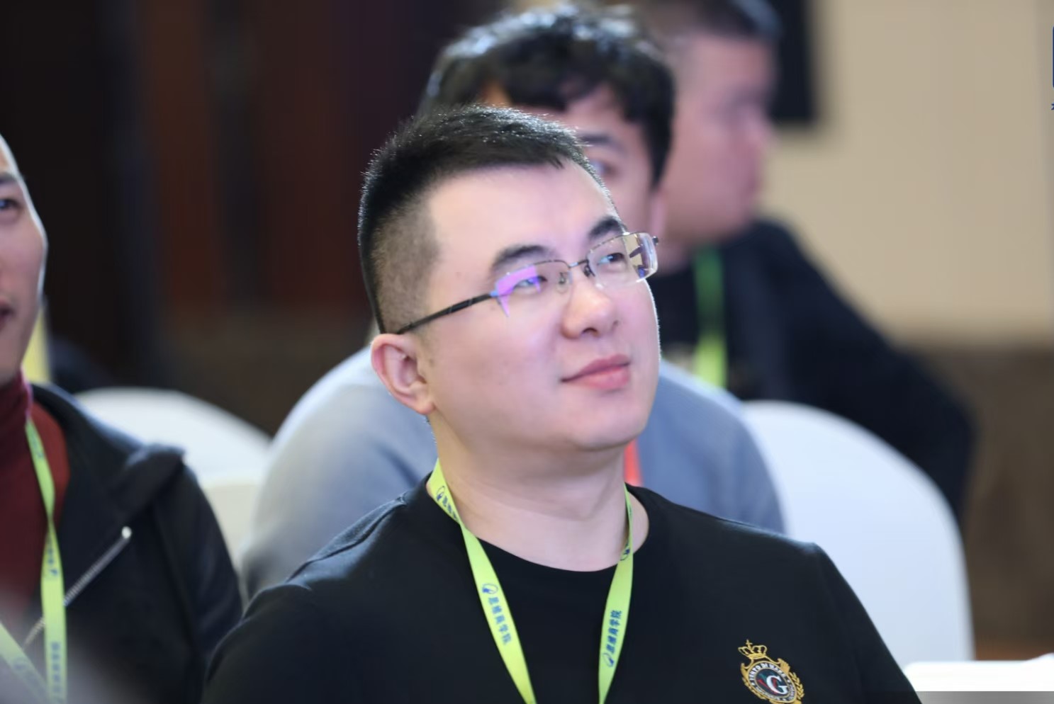 85后小伙卖衣服,山东小伙卖给外国人服装