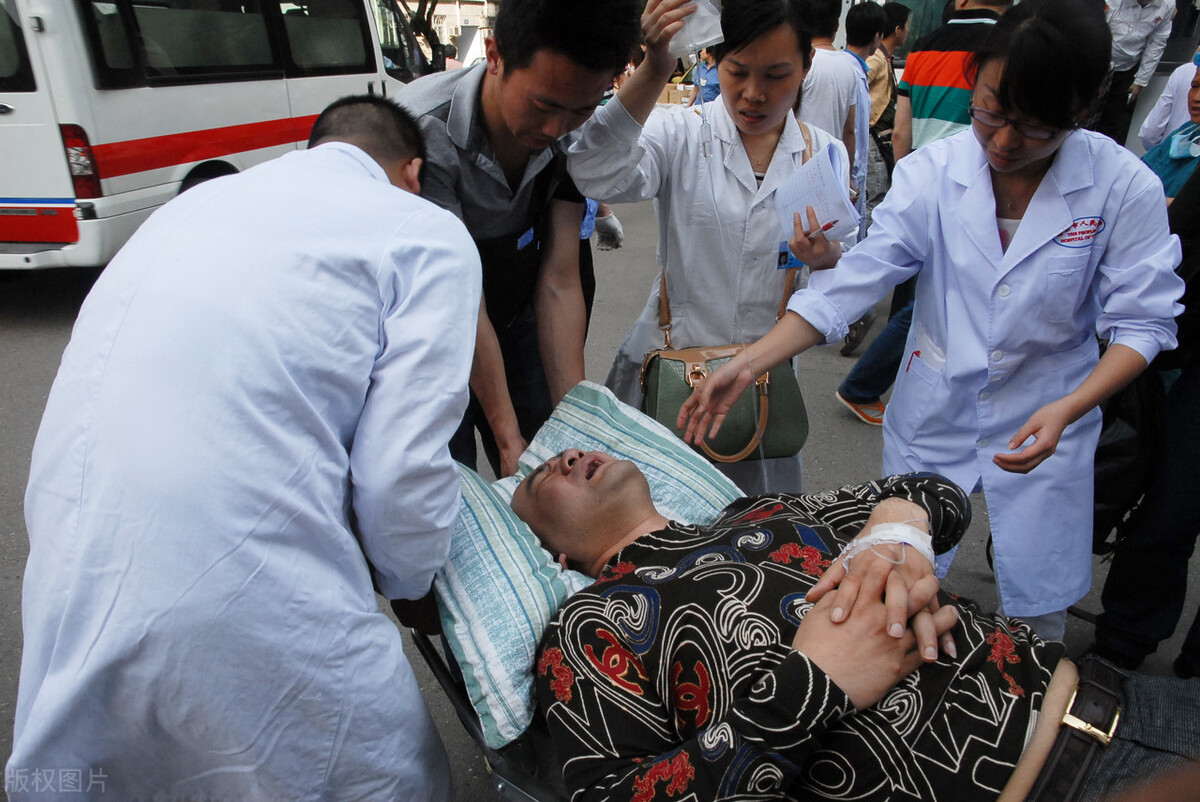 开车撞到人了要先垫付医药费吗,开车撞到人要自己先垫付医药费吗