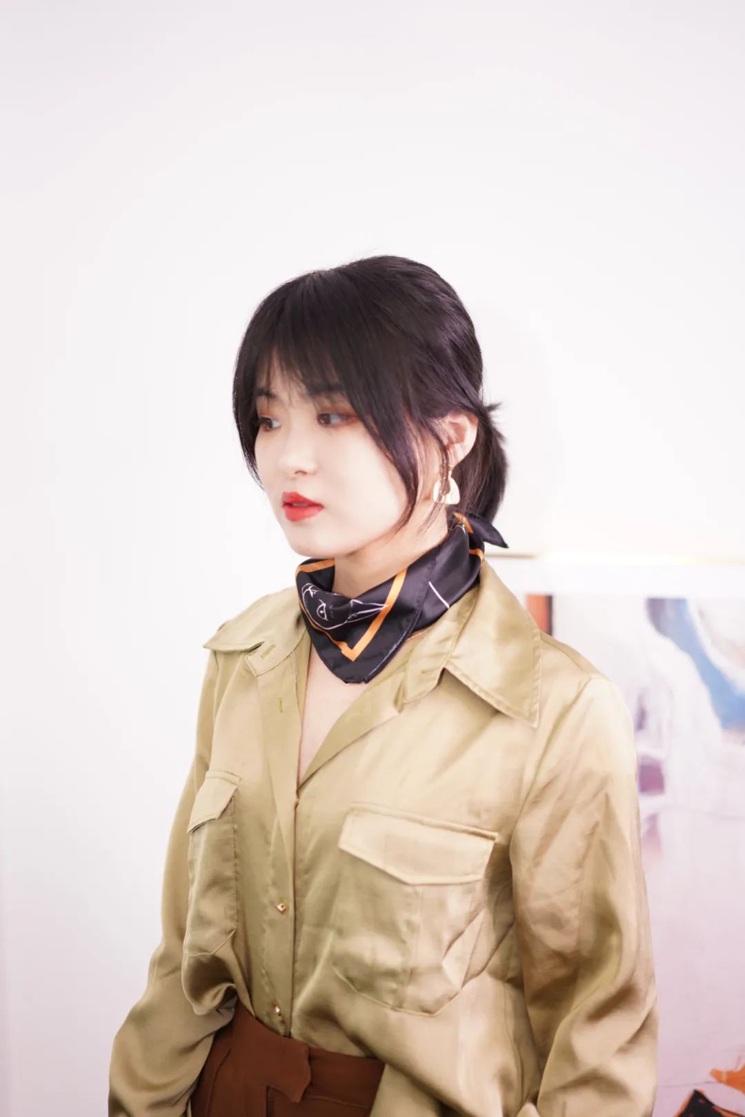 桑蚕丝丝巾春季怎样搭配衣服,春季长丝巾的系法简单又漂亮