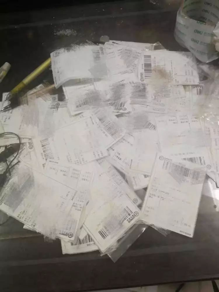 厨房全是油污,整个厨房特别脏